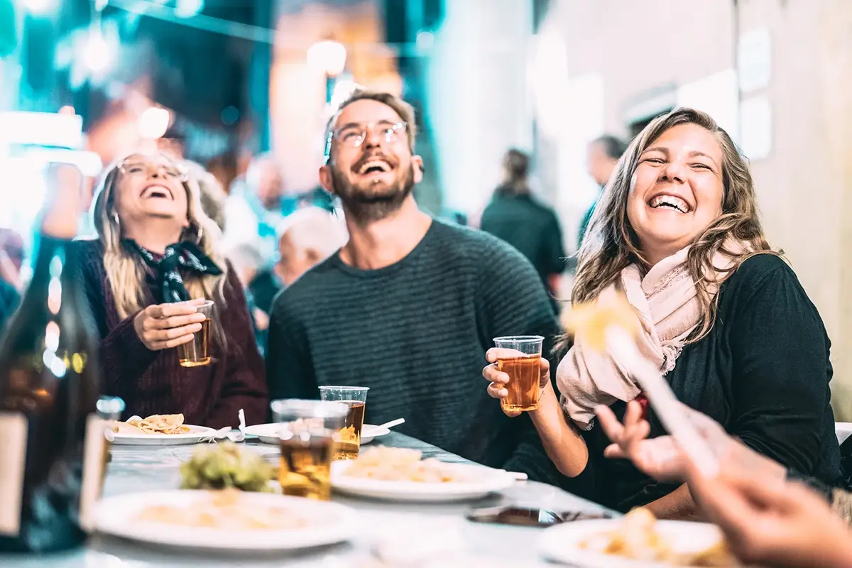  italiani su 10 a cena fuori nel fine settimana Cosa faranno gli italiani nel weekend? Sei su 10 a cena al ristorante