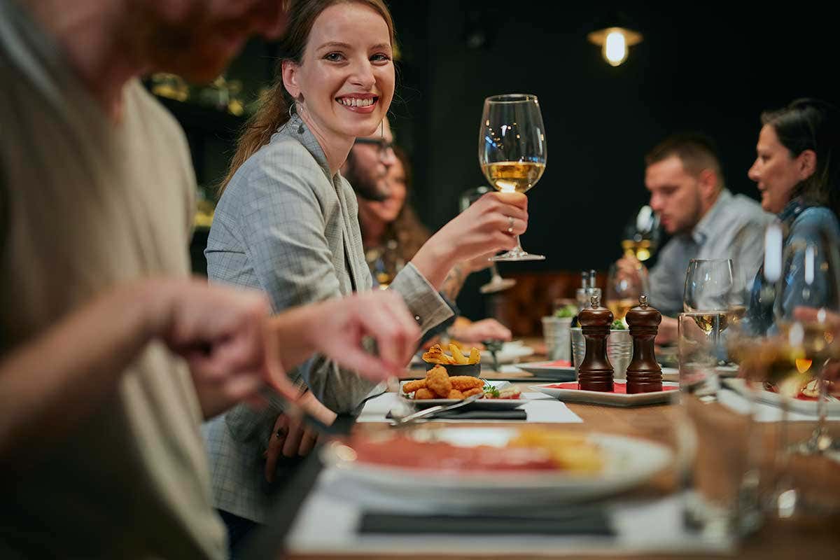 Al ristorante non si va solo per consumare un pasto ma per partecipare a nuove esperienze di degustazione. Delivery e take away compresi Il ristorante cambia identità: orari, posizione, offerta e lavoro di squadra per il successo Al ristorante non si va solo per consumare un pasto ma per partecipare a nuove esperienze di degustazione. Delivery e take away compresi Il ristorante cambia identità: orari, posizione, offerta e lavoro di squadra per il successo
