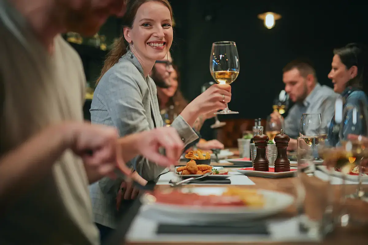 Al ristorante non si va solo per consumare un pasto ma per partecipare a nuove esperienze di degustazione. Delivery e take away compresi Il ristorante cambia identit&agrave;: orari, posizione, offerta e lavoro di squadra per il successo