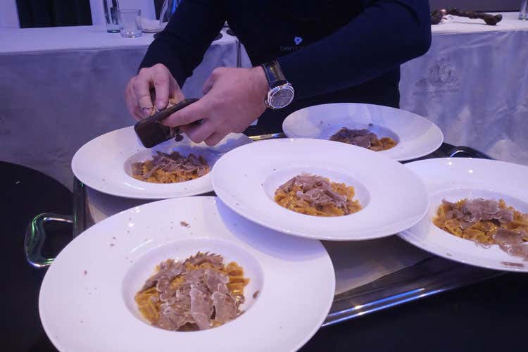 (Cena stellata a Milano con i cavalieri per celebrare il tartufo e i vini d’Alba)