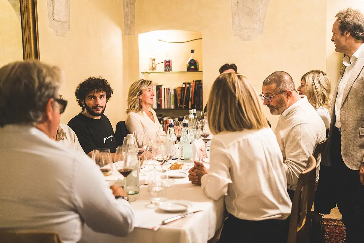 La sala Osteria da Pietro, abbinamenti tra Grana Padano Dop e vini lombardi