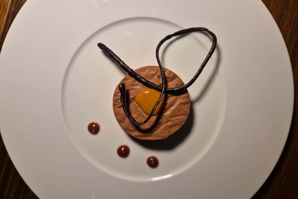 Mousse di cioccolato, caramello salato al cardamomo e gel al polline
