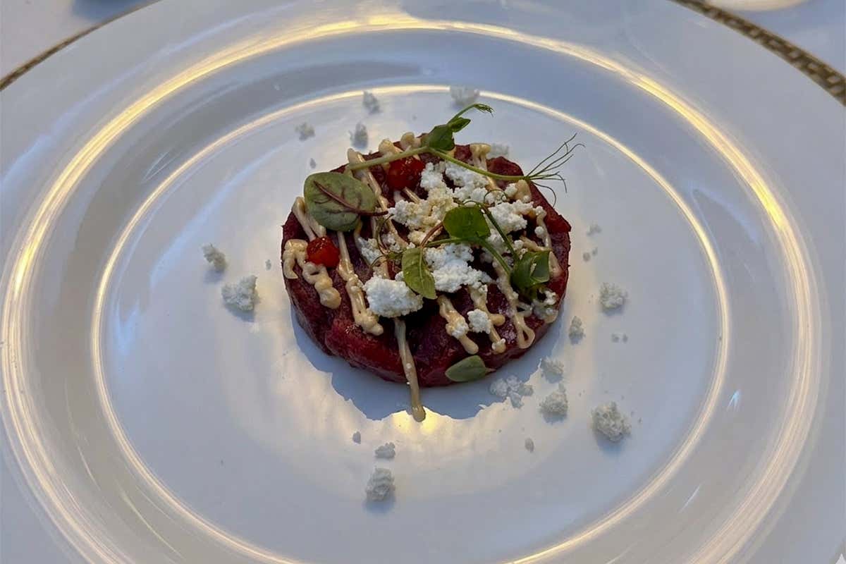 Battuta di razza Rendena al coltello, rapa rossa, peperoncino trentino e polvere d'olio d'oliva