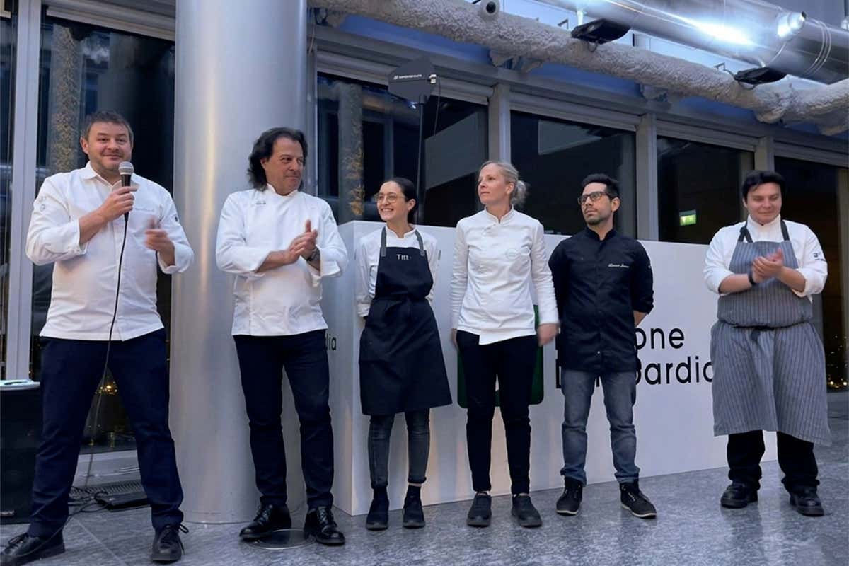 Peter Brunel con la brigata che ha contribuito alla preparazione del menu