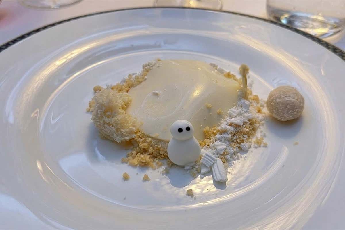 Mousse al cocco, cioccolato bianco e conserva di lamponi