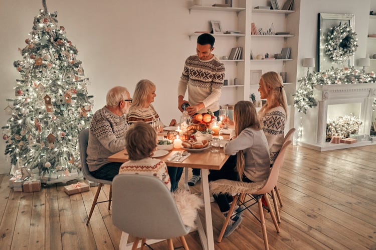 Pranzo di Natale in famiglia per nove italiani su 10 (Pranzi e cenoni delle feste In tavola 5 miliardi di euro)