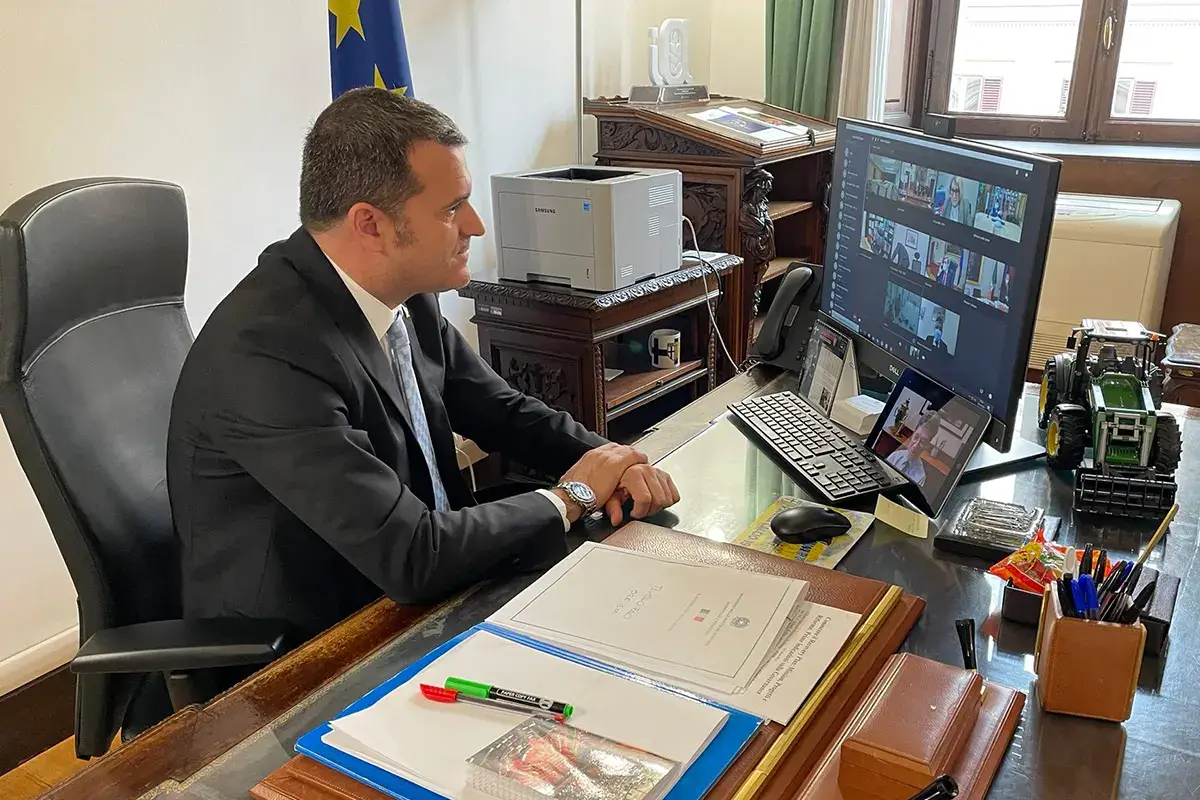 Centinaio al lavoro nel suo ufficio Centinaio: &laquo;Rilanceremo il turismo con i voucher&raquo;. Manca il&nbsp; personale? &laquo;Basta reddito di cittadinanza&raquo;