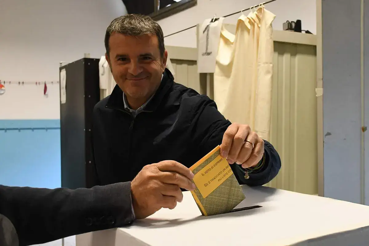 Centinaio al seggio per votare Centinaio: &laquo;Rilanceremo il turismo con i voucher&raquo;. Manca il&nbsp; personale? &laquo;Basta reddito di cittadinanza&raquo;
