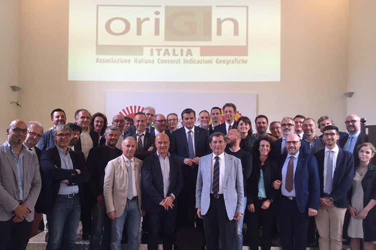 Una rappresentanza dei soci di Origin (Centinaio all’assemblea Origin «Più difesa per i nostri marchi»)