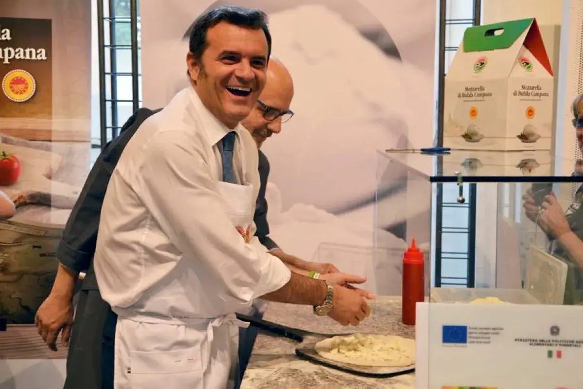 Con le... &ldquo;mani in pasta Centinaio: &laquo;Rilanceremo il turismo con i voucher&raquo;. Manca il&nbsp; personale? &laquo;Basta reddito di cittadinanza&raquo;