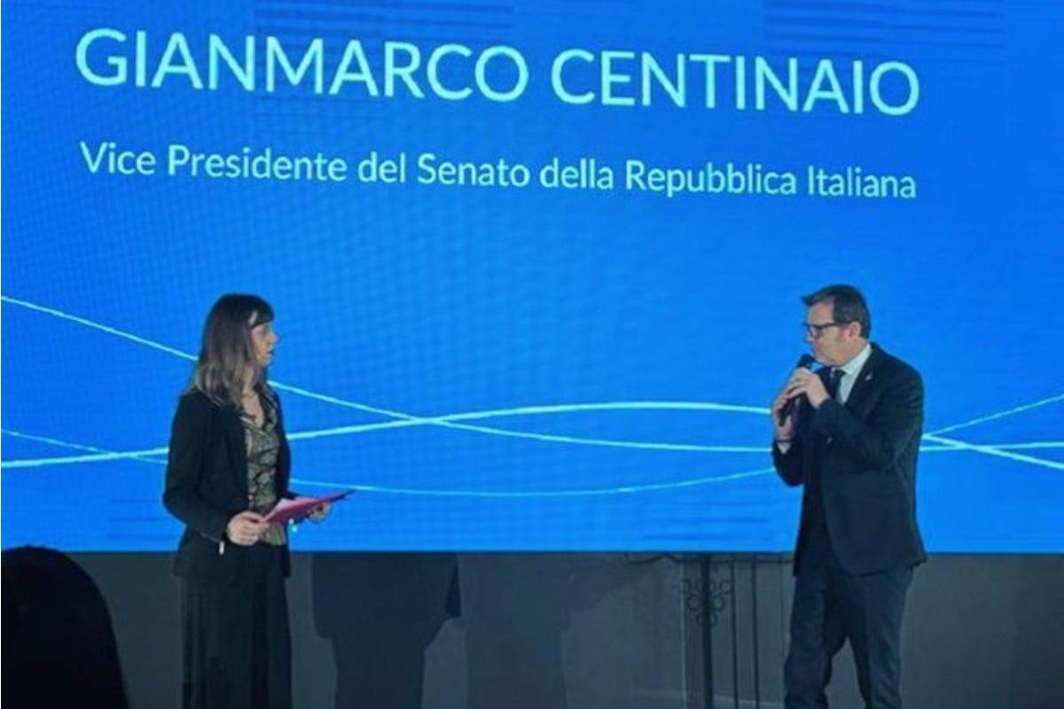 Il vicepresidente del Senato Gian Marco Centinaio sul palco di Wine In Venice Wine in Venice ecco le 20 cantiche etiche sostenibilità e innovazione