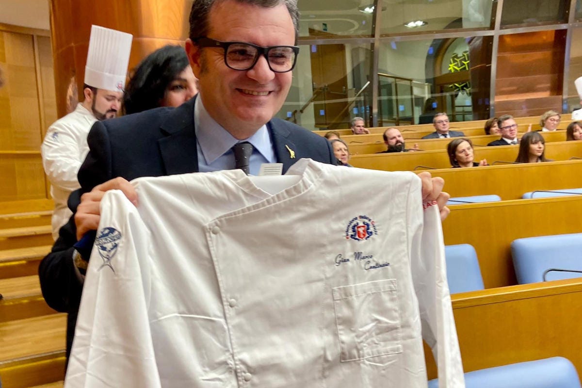 Il vicepresidente del Sanato, GIanmarco Centinaio, riceve la giacca onoraria di cuoco “Troppo fusion torniamo alle tradizioni”: la ricetta di Enit per il made in Italy