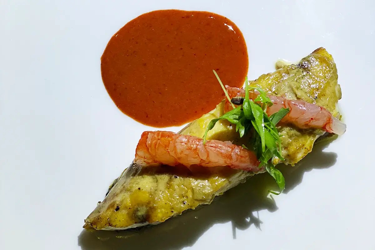 Cernia scottata con foie gras, gambero rosso crudo e riduzione di manzo all’amarena  Cena al San Pietro con Luca Miuccio tra crudi di mare e vini siciliani