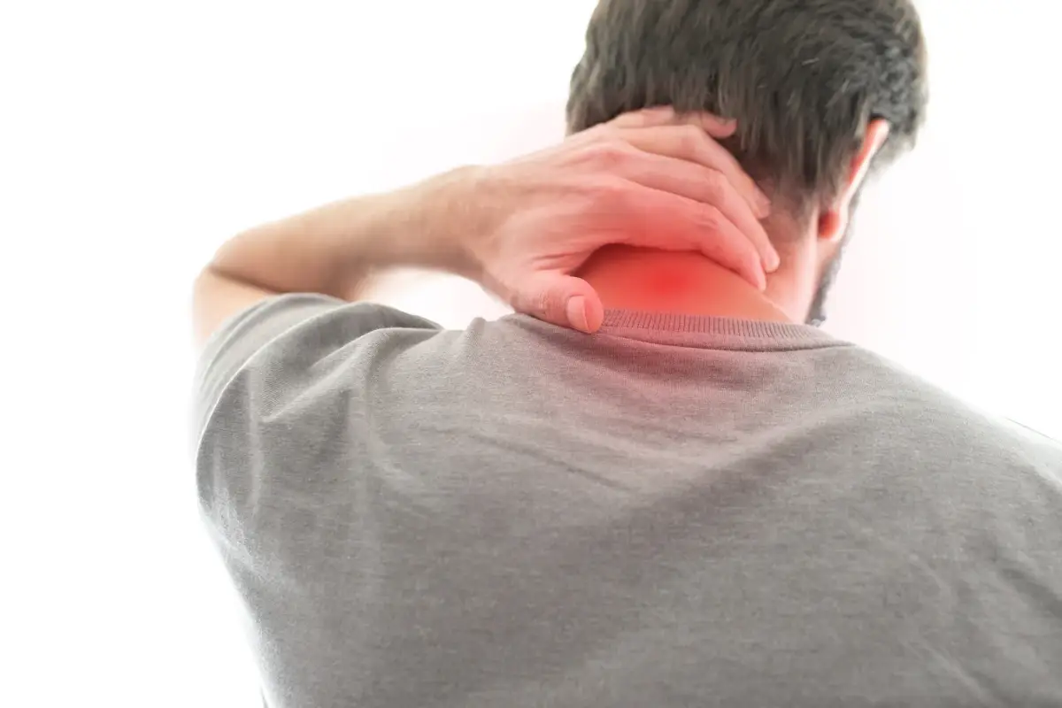 Paziente afflitto da cervicalgia Cervicalgia, un dolore che pu&ograve; nascondere problematiche pi&ugrave; serie
