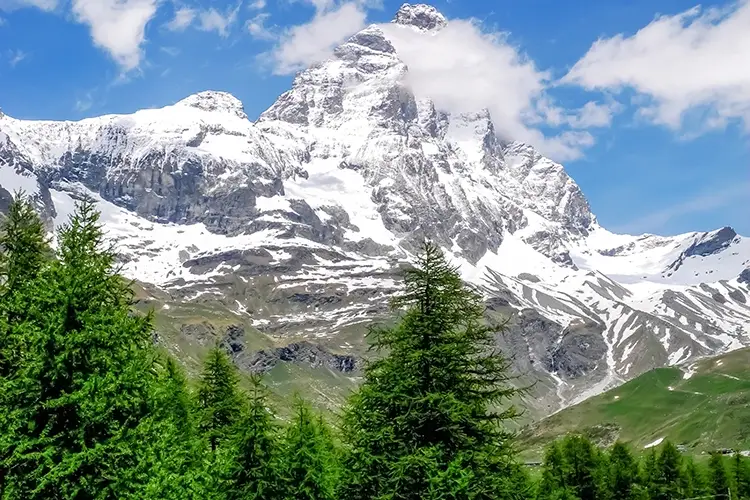Dal 26 maggio Cervinia riapre le piste da sci A Cervinia si torna a sciare: piste aperte dal 26 maggio