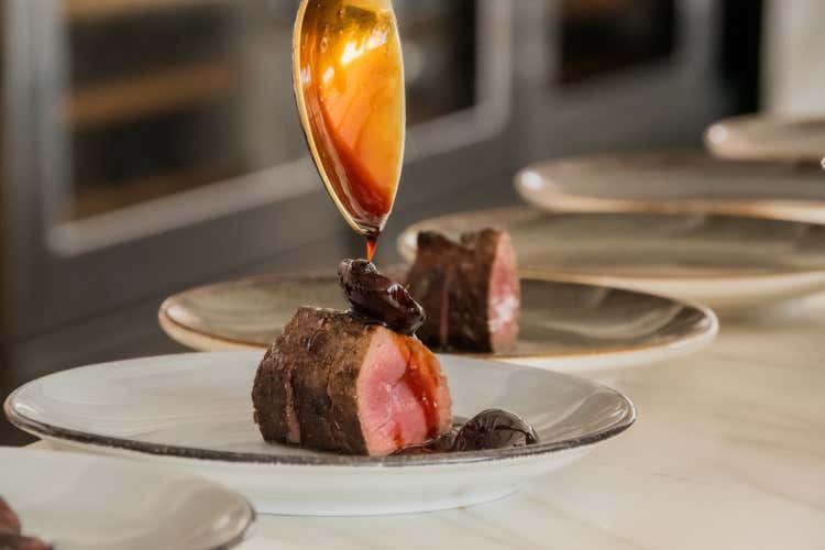 Cervo Pure alla brace con ciliegie e ginepro I sapori della Nuova Zelanda nei piatti di Daniele Lippi