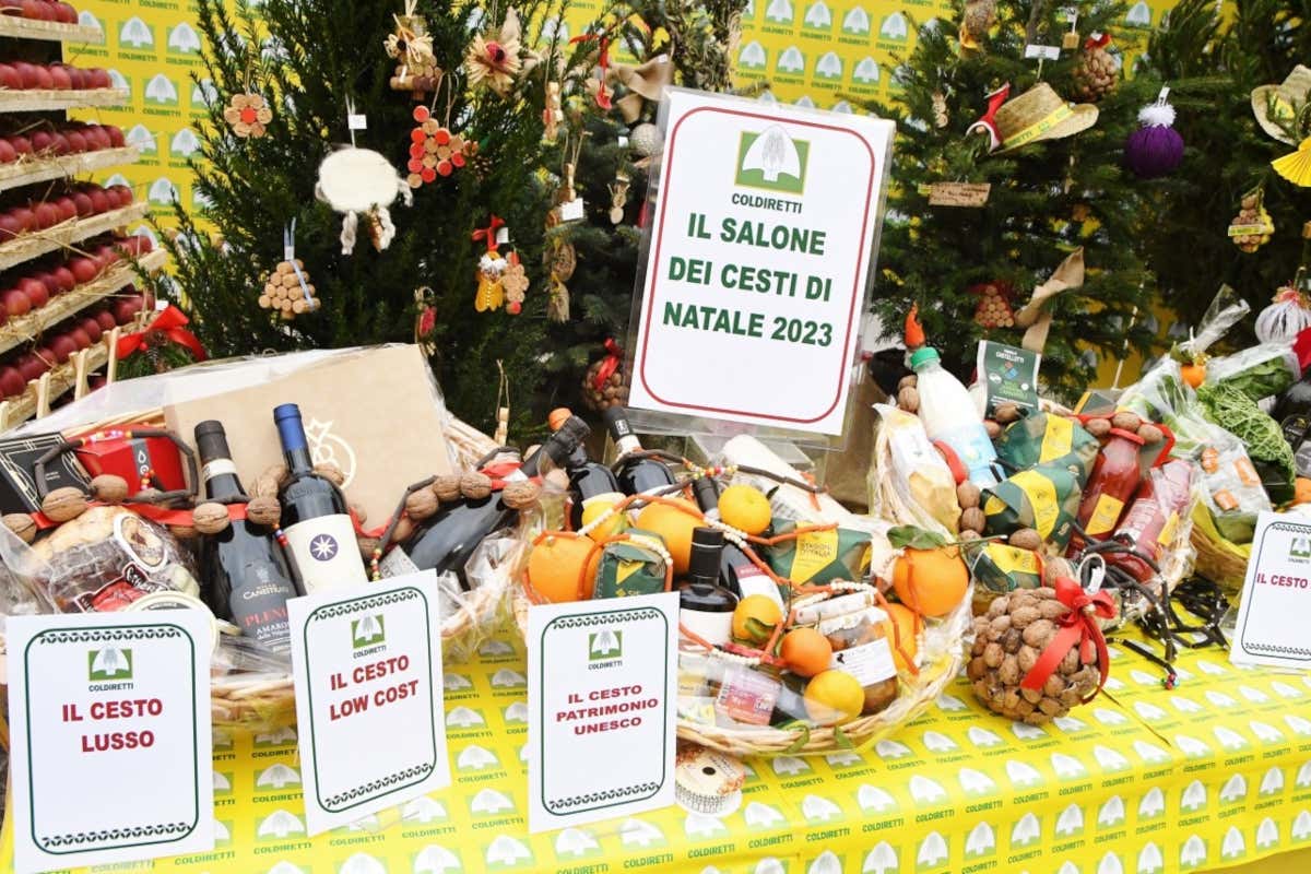 Un cesto di Natale con prodotti a km zero e italiani della Coldiretti Regali di Natale? Utili a km 0 e nei mercatini