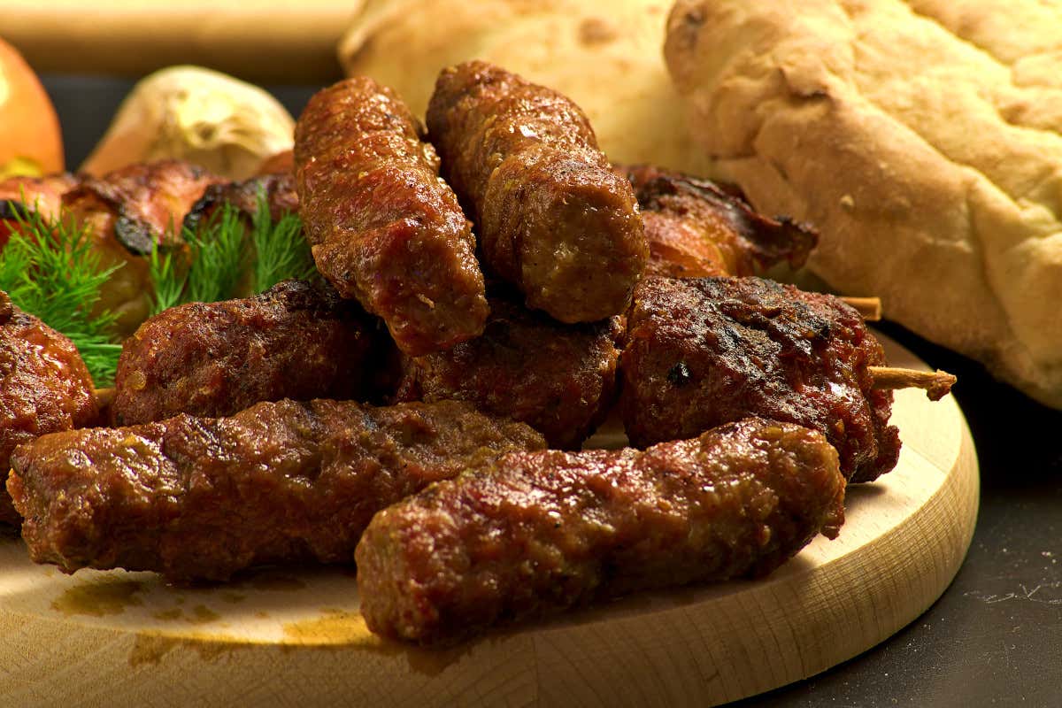 I cevapcici sono piccoli cilindri di carne macinata alla griglia