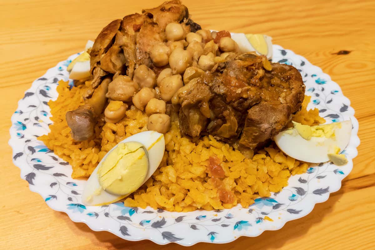 La chakhchoukha abbina pane sfogliato, carne, uova, ceci e spezie