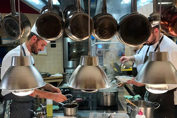 Lo chef Stefano Righetti impegnato in cucina (Chalet del Sogno, al Due Pini il cibo racconta il territorio)