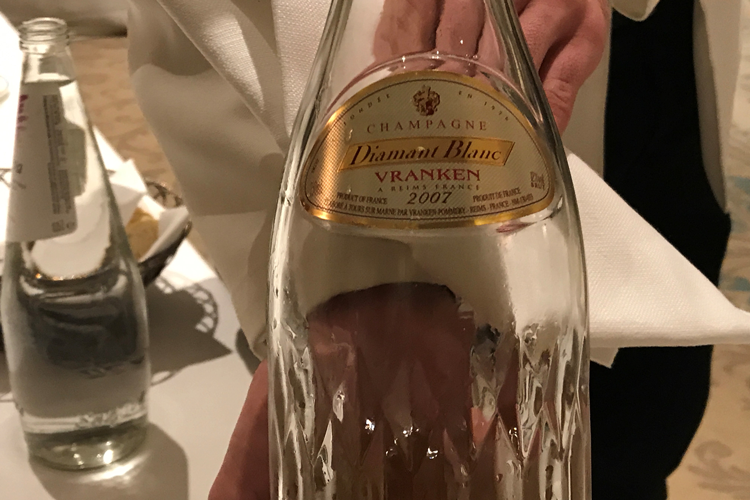 (La novit&agrave; &egrave; champagne e pianoforte Suggestioni e piaceri tra gusto e udito)