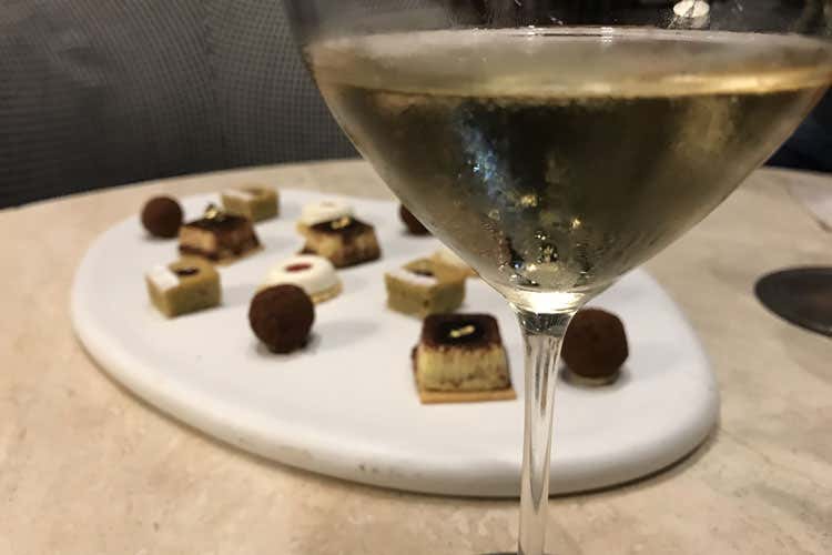 (Champagne Seta Brut Blanc de Blancs L'etichetta tailor made di Antonio Guida)