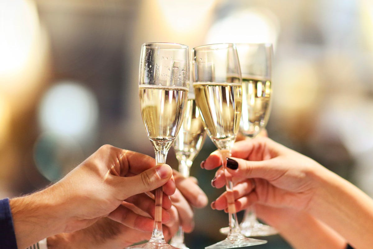 lo Champagne non solo si beve nelle occasioni speciali, ma anche durante l’aperitivo Perché gli italiani bevono Champagne? Tra momenti da ricordare e collezionismo