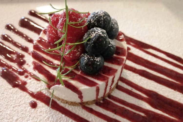 Cheese cake ai frutti rossi - Cucina a Roma con Filippo Paolini: &laquo;Voglio dare emozioni, non stupire&raquo;