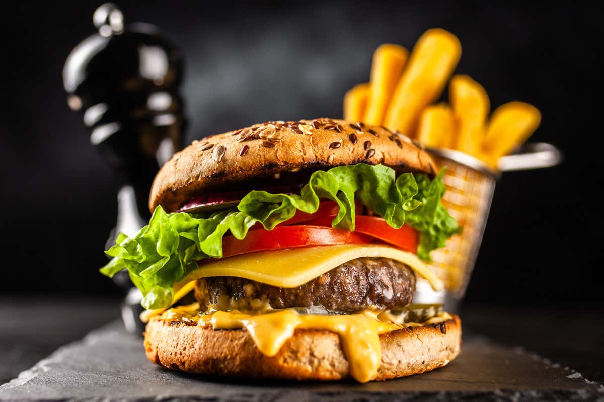 Cheeseburger, negli Usa l'inflazione fa schizzare il prezzo a 22 dollari Cheeseburger, negli Usa l'inflazione fa schizzare il prezzo a 22 dollari