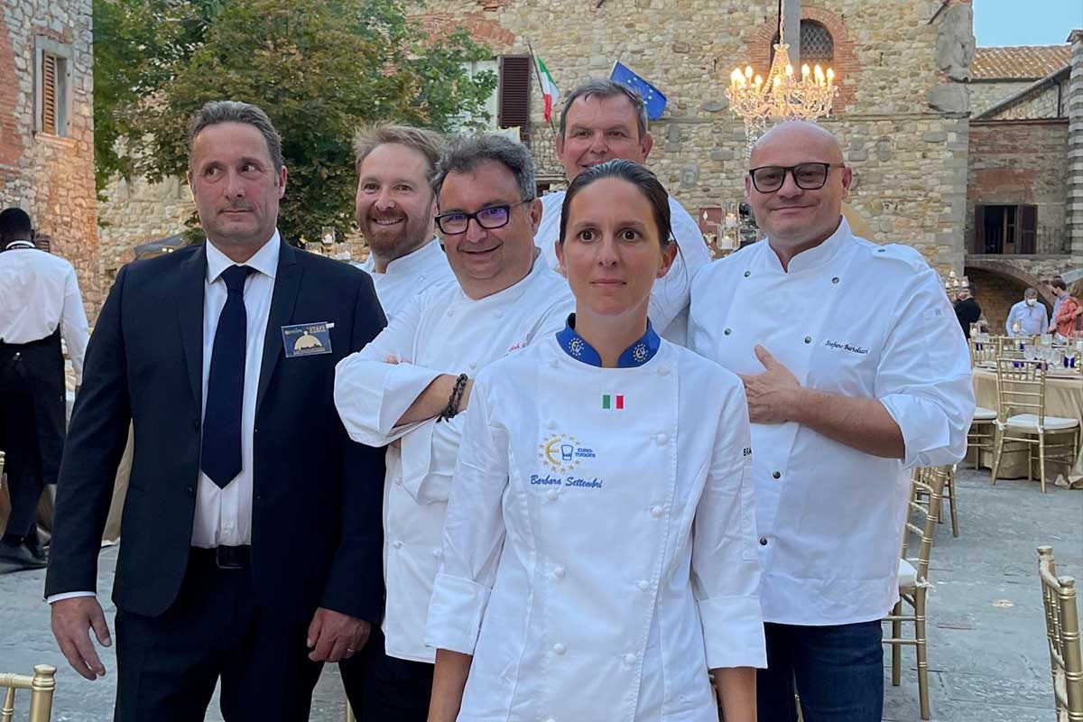 Gli chef protagonisti di Cena in Piazza sotto le stelle Gli chef Euro-Toques hanno celebrato la ripartenza con una festa sotto le stelle