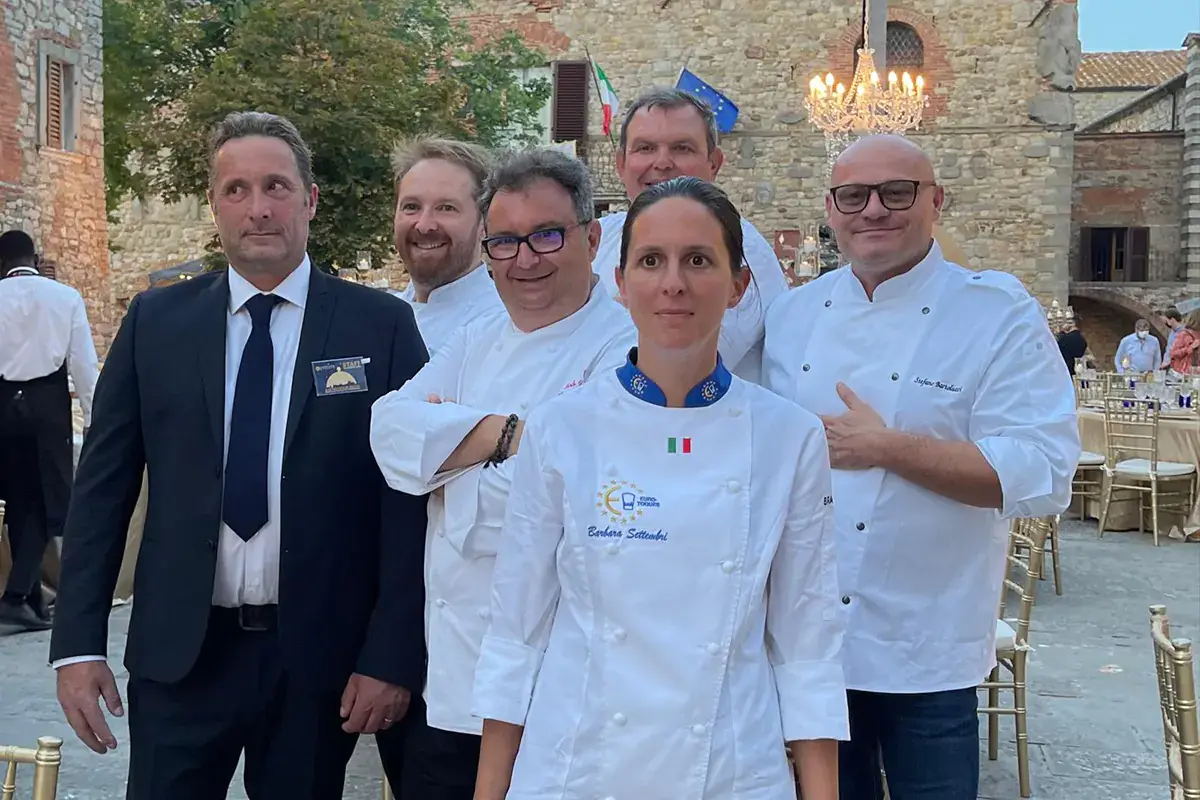 Gli chef protagonisti di Cena in Piazza sotto le stelle Gli chef Euro-Toques hanno celebrato la ripartenza con una festa sotto le stelle