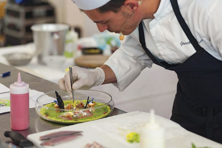 Si cercano nuovi cuochi in Sicilia (“Chef con la Coppola” in cattedra  insegna l'autentico lavoro di cuoco)