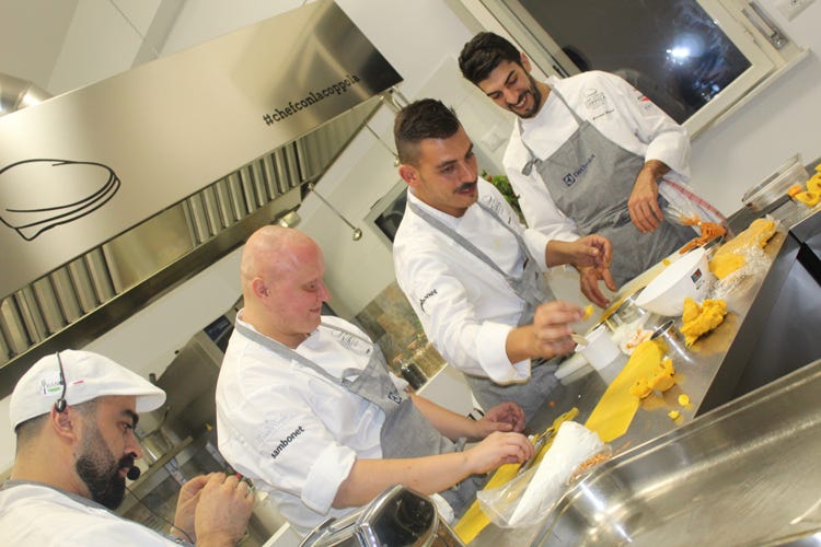 I cuochi impegnati nella cucina della loro scuola (“Chef con la Coppola” in cattedra  insegna l'autentico lavoro di cuoco)