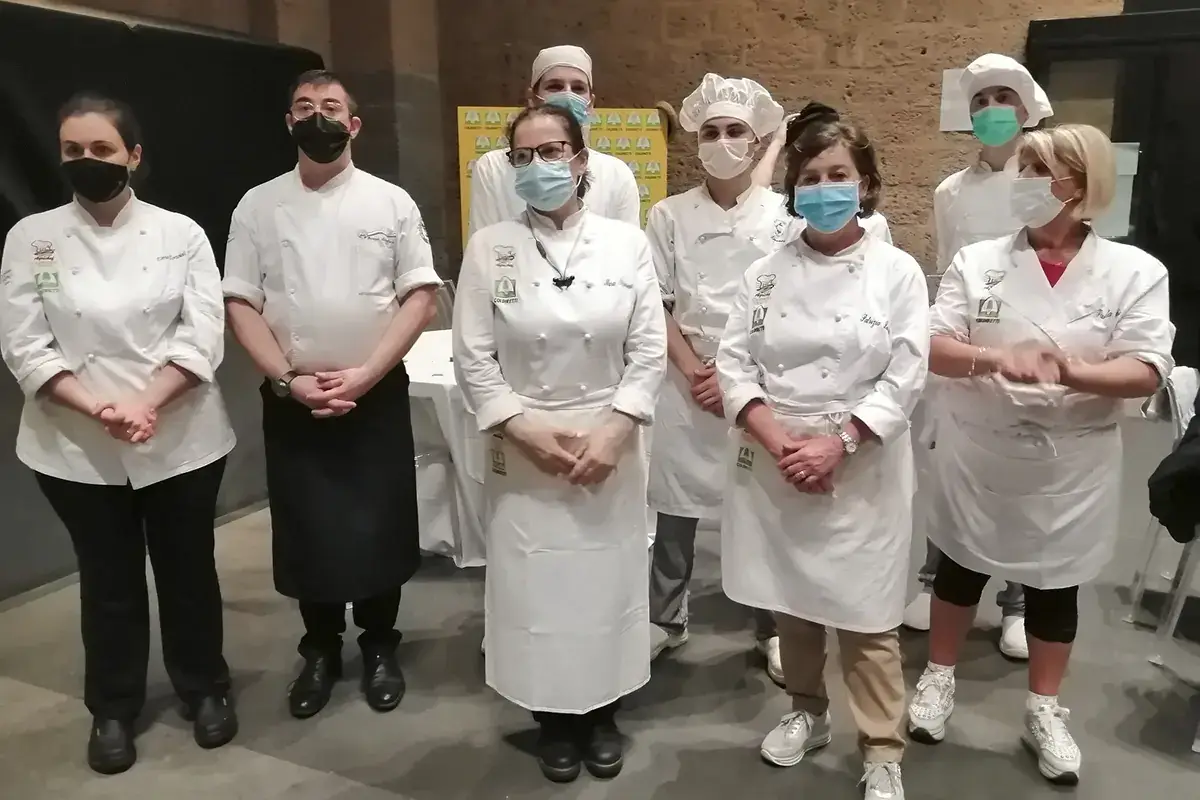 Alcuni dei cuochi (allievi e docenti) delle scuole alberghiere presenti alla serata di presentazione della manifestazione Orvieto ci riprova: arte, cibo e territorio per rilanciare la proposta enogastronomica