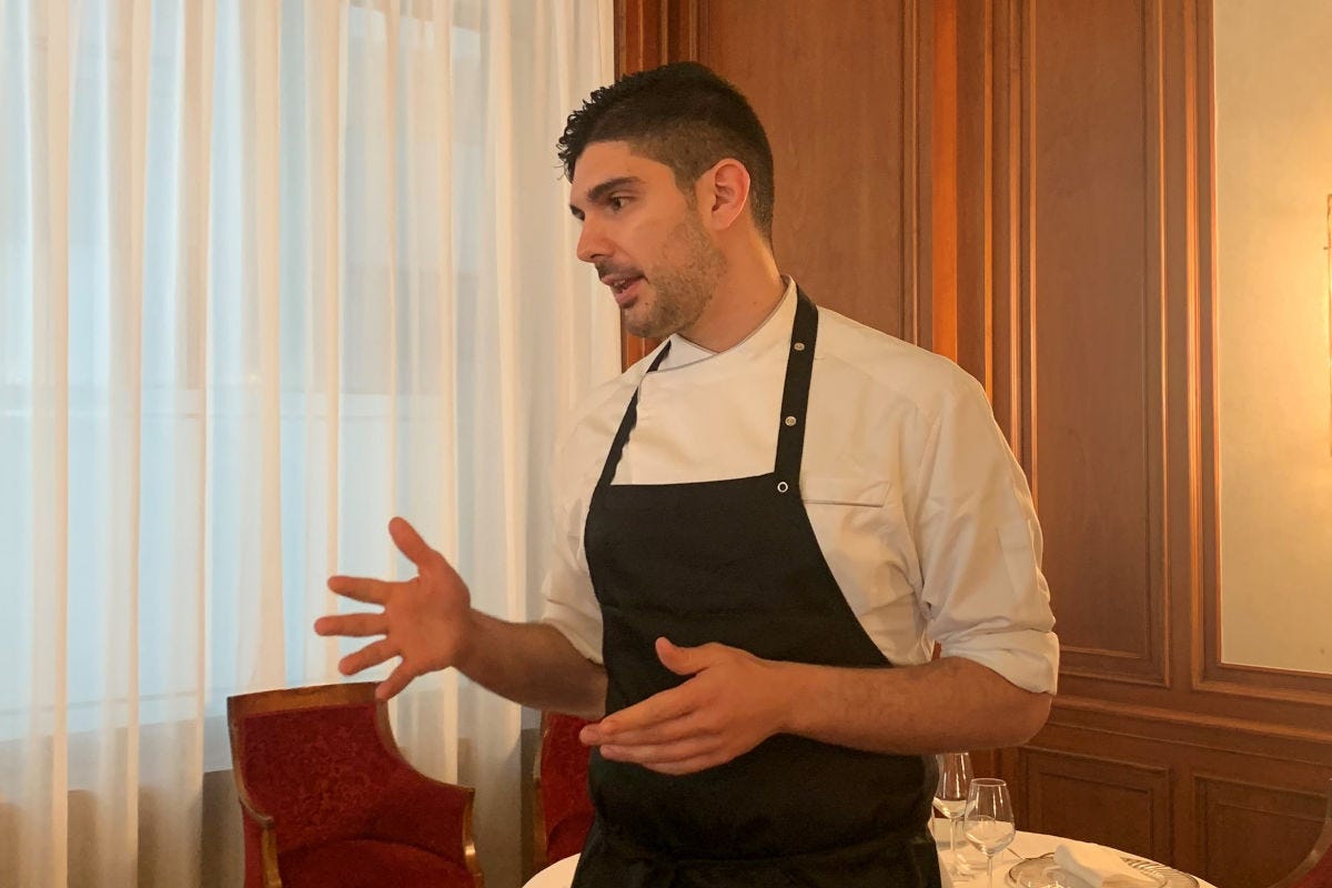 Lo chef Davide Ferraresi alla guida della brigata del ristorante Ambrosia 