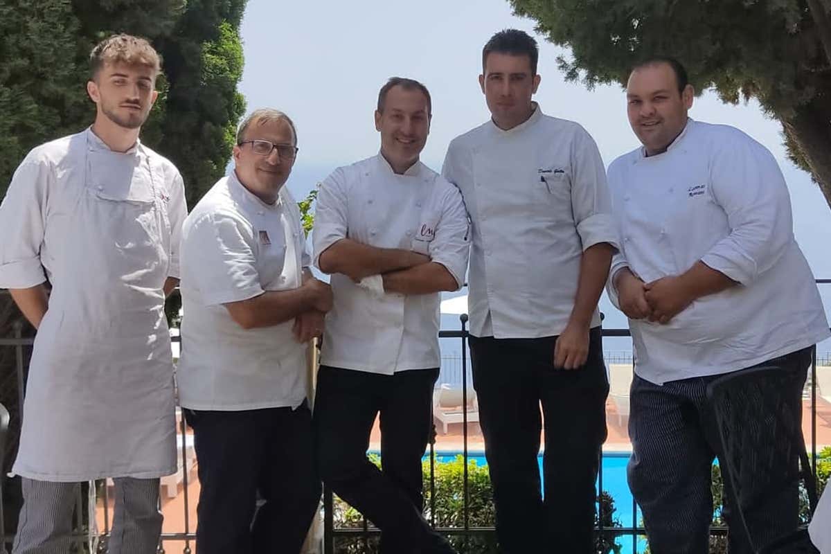 Luca Miuccio (al centro) con la sua brigata  Cena al San Pietro con Luca Miuccio tra crudi di mare e vini siciliani