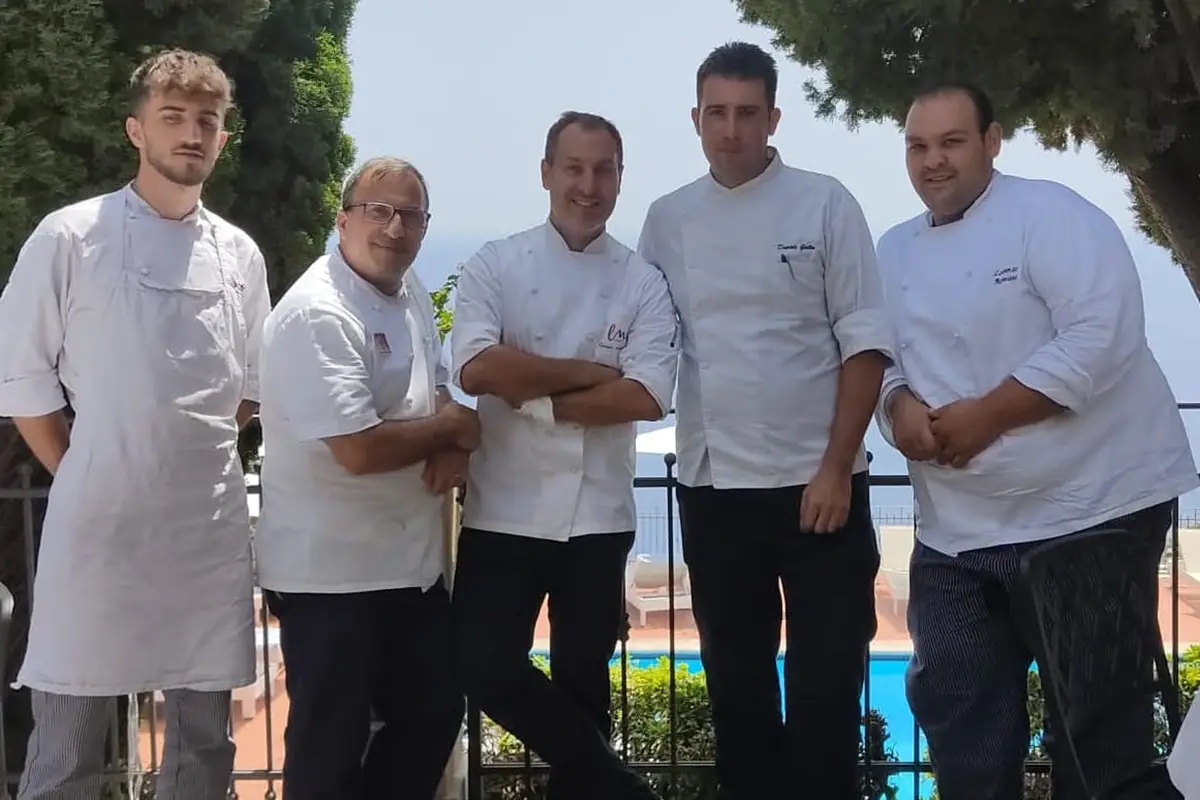 Luca Miuccio (al centro) con la sua brigata  Cena al San Pietro con Luca Miuccio tra crudi di mare e vini siciliani