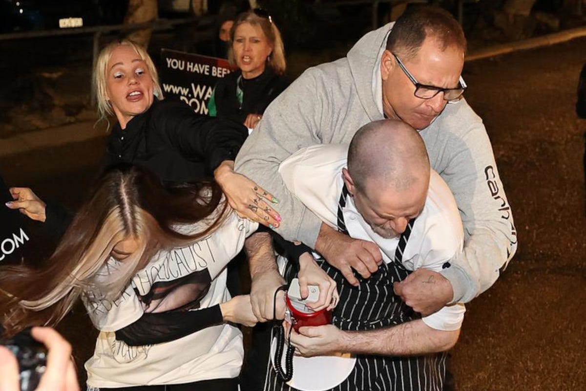 I vegani “attaccano” il ristorante che li aveva banditi: è rissa con lo chef