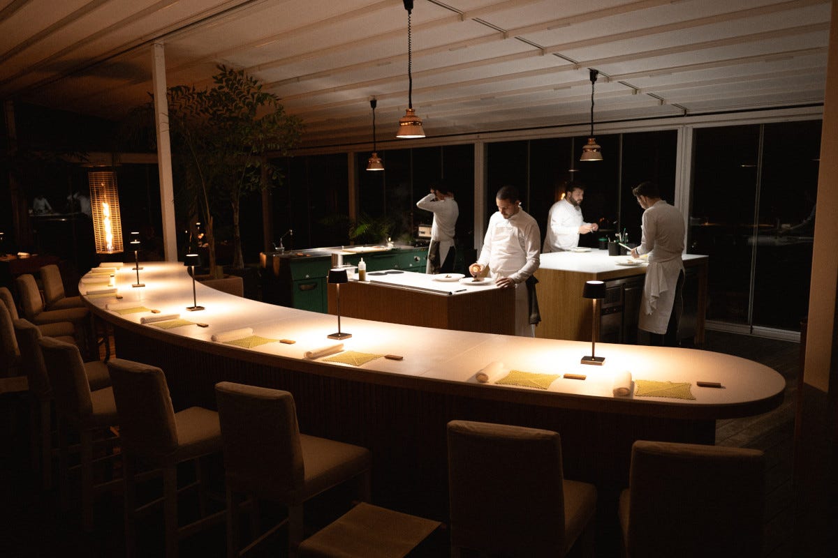 Lo chef's table del ristorante I Tenerumi Sull'isola di Vulcano dalle stelle al mare con il Therasia resort sea