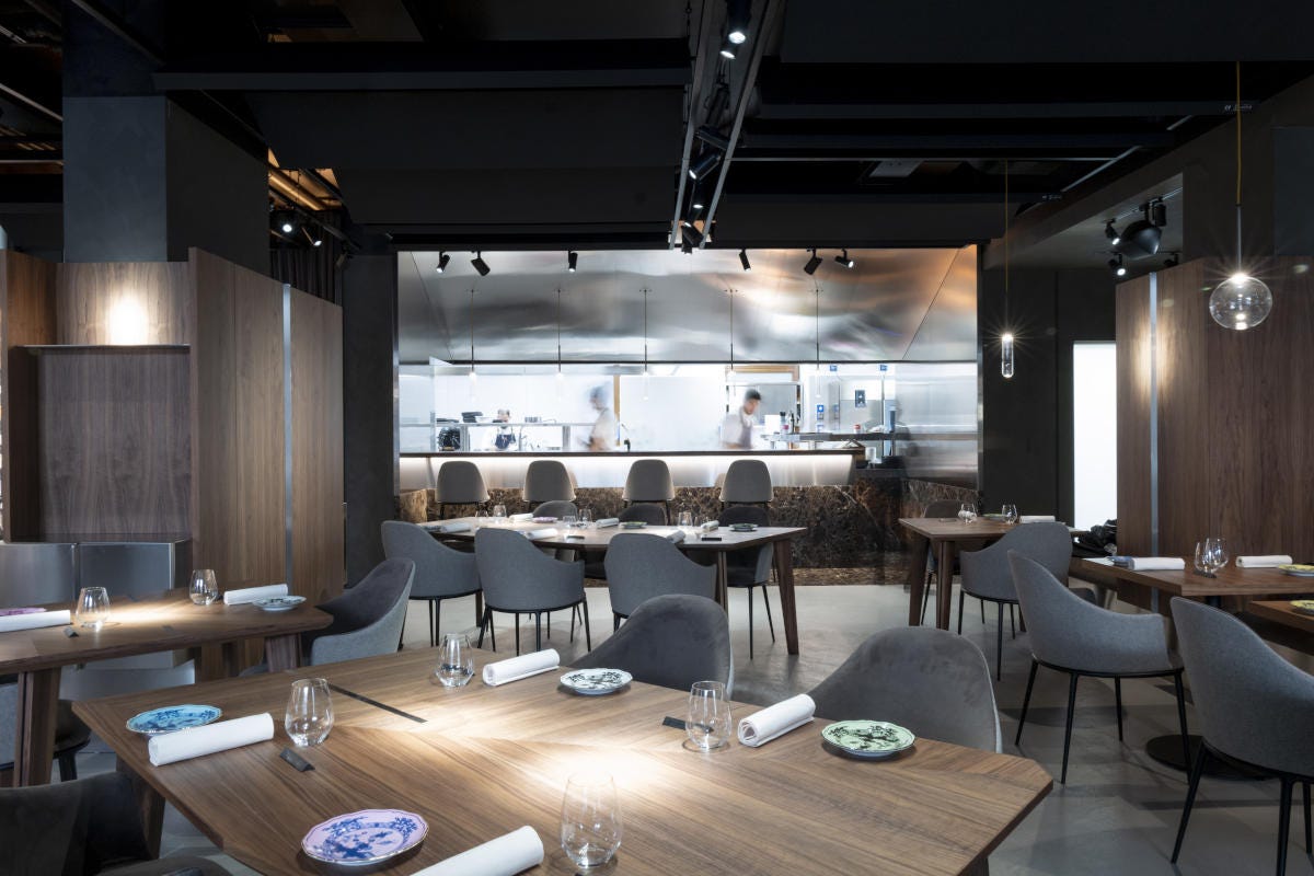 L'elegante sala del ristorante Scatto Scatto libero: nel ristorante dei Costardi si fondono cucina teatro e fotografia