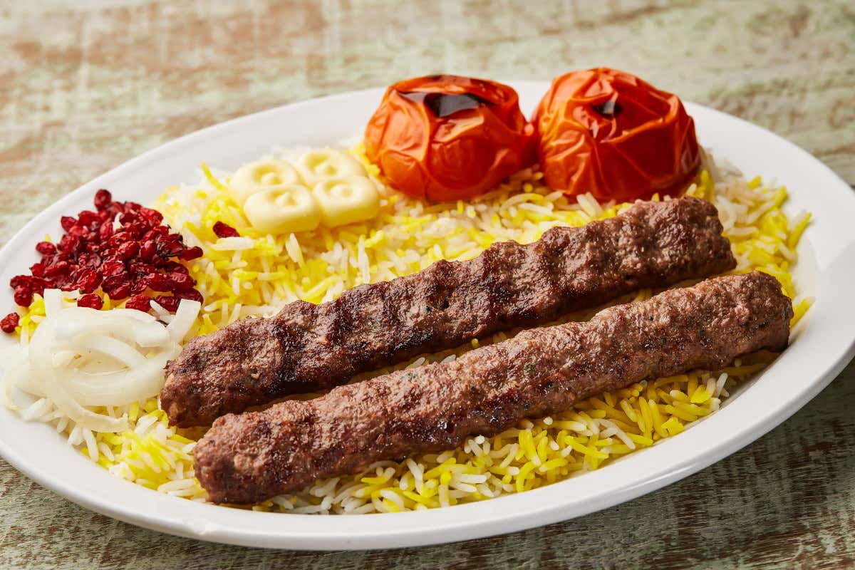 Riso allo zafferano e carne alla griglia sono alla base del chelo kebab