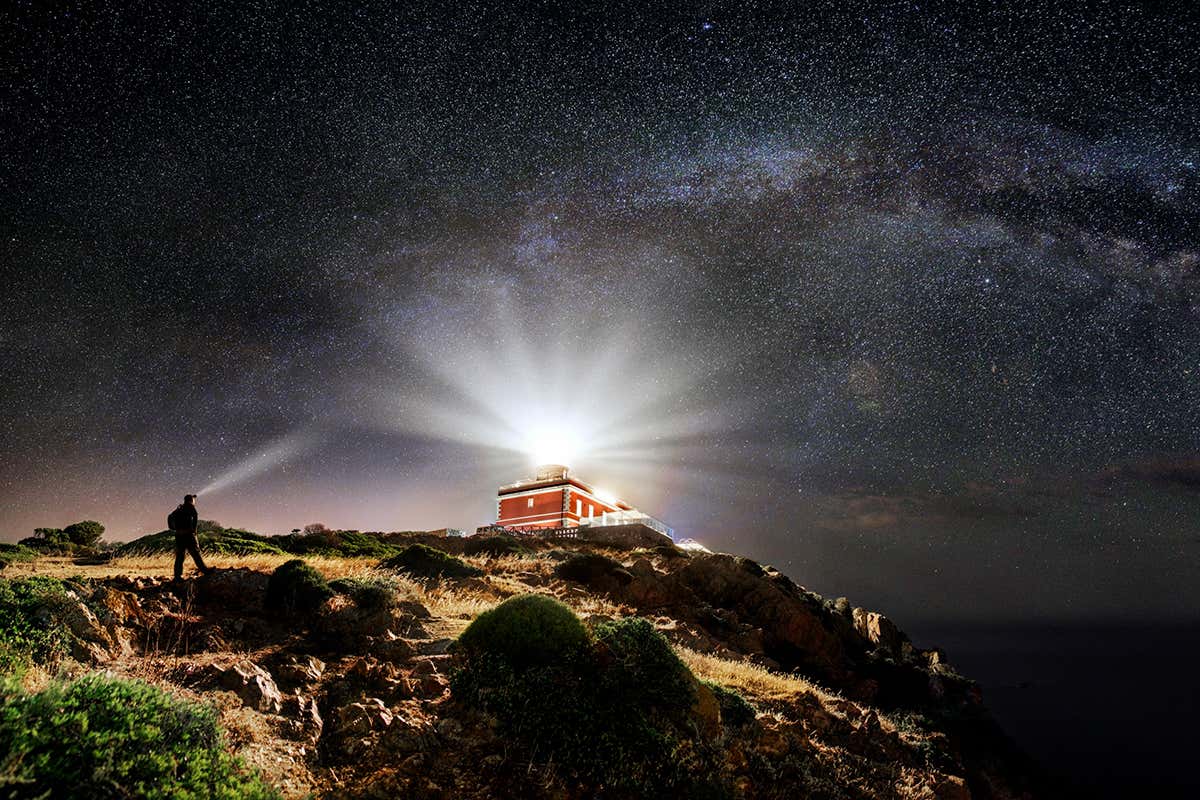 Ammirare la luna piena dalla terrazza del Faro di Capo Spartivento, immersi nel silenzio assoluto del promontorio
