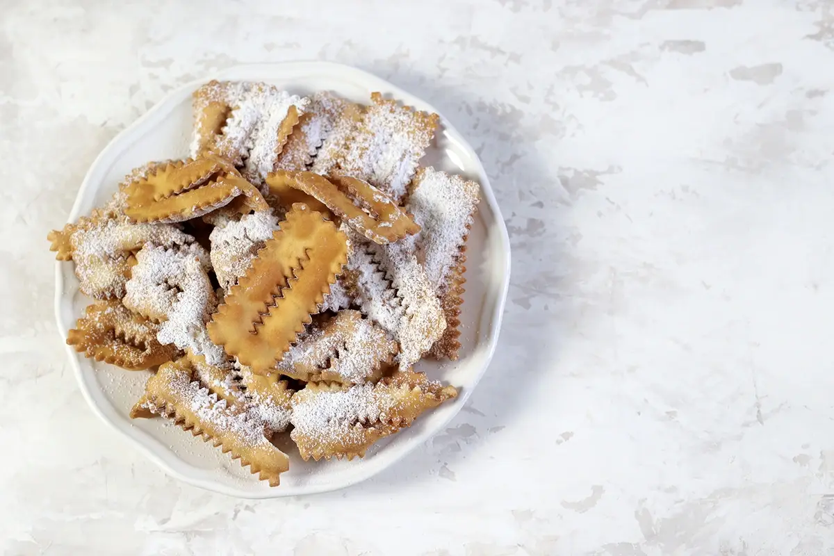 Non &egrave; carnevale senza chiacchiere In Italia non si rinuncia al carnevale tra maschere, sfilate ridotte e dolci