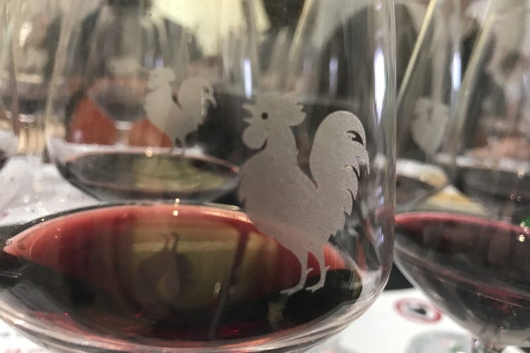 Il simbolo del Gallo Nero sul bicchiere da degustazione (Chianti Classico in passerella Degustazioni di rango a Milano)