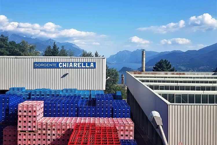 L'azienda lariana sulle rive del Lago di Como - Palmeri scolpisce il Lago di Como sulle bottiglie di Acqua Chiarella