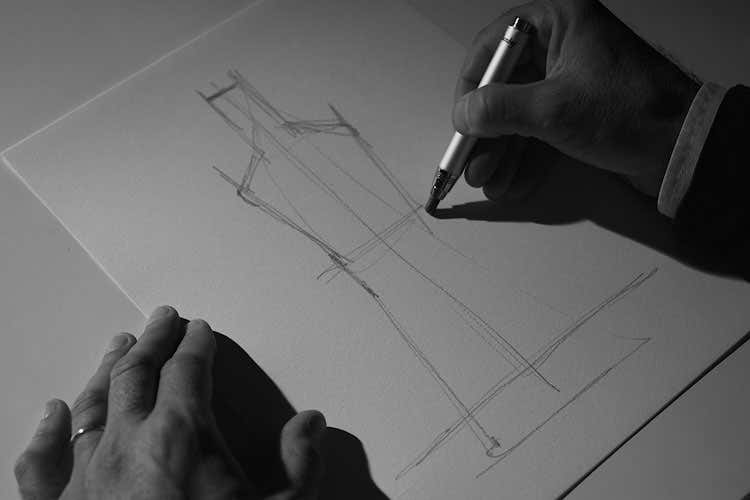 Lo schizzo di Lorenzo Palmeri da cui &egrave; nata la nuova bottiglia - Palmeri scolpisce il Lago di Como sulle bottiglie di Acqua Chiarella