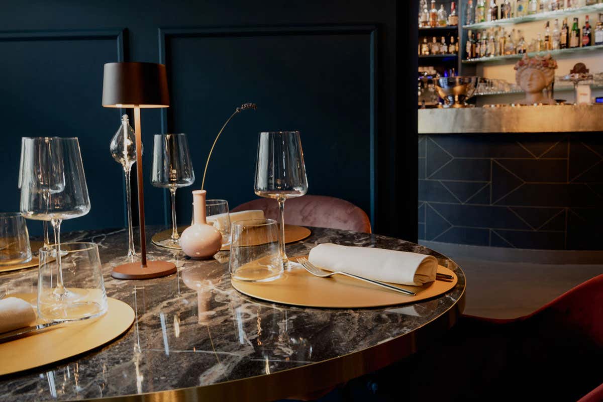 Un angolo del ristorante Vento di Sardegna al Chiostro di Bergamo con la cucina di Mei e Zucchinali