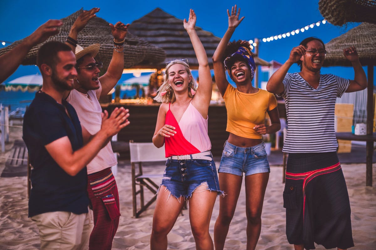 Movida in spiaggia, le discoteche contro i chiringuiti: «Serve il modello Ibiza»