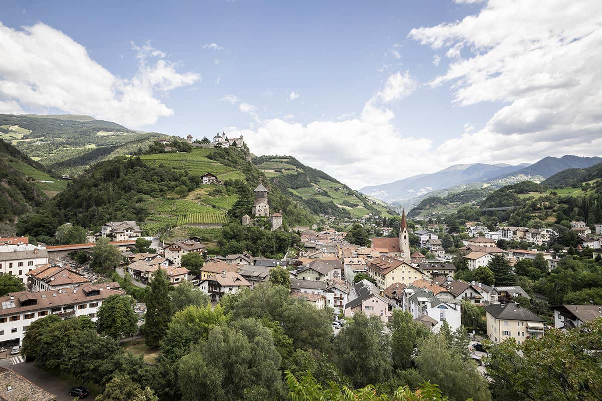 Chiusa è considerata uno dei borghi più belli d'Italia Un autunno di festa a Chiusa, borgo incantato