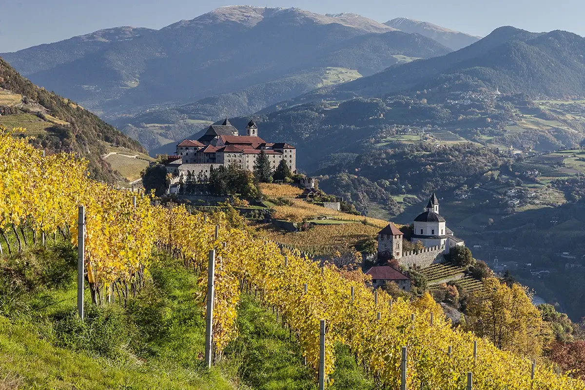 Monastero di Sabiona. Foto: Florian Andergassen Castagne o pino mugo? I sentieri d&rsquo;autunno a Chiusa